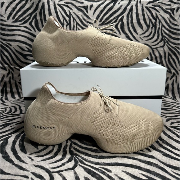 GIVENCHY - Picture 2 of 8